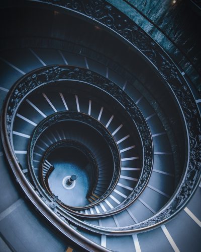 Escaliers en spiral représentant le bilan de patrimoine qui comprendra un bilan de tous les actifs et du patrimoine